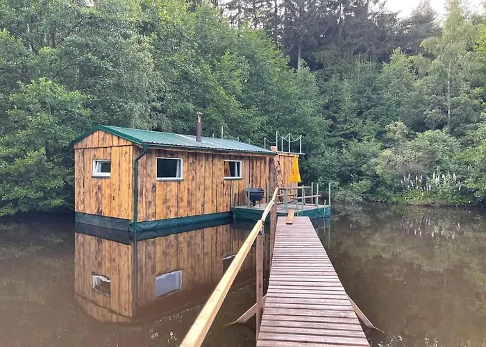 Houseboat U Vodnika 船屋
